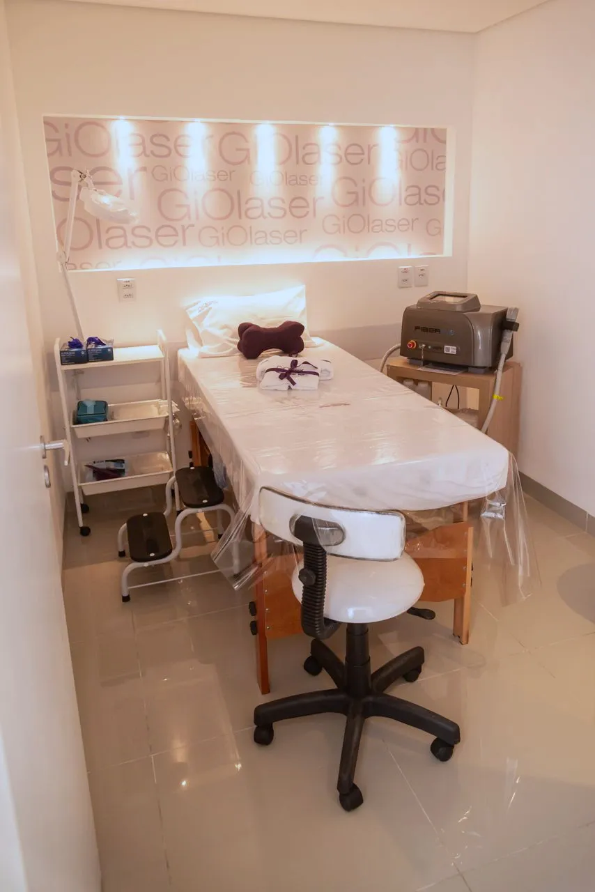 Sala de tratamento com maca preparada